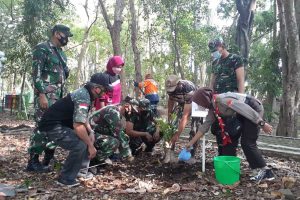 Penanaman pohon di Hutan Kota Malabar. (ist) - Jajaran Kodim 0833 Gandeng Komunitas Tanam Pohon Hutan Kota Malabar