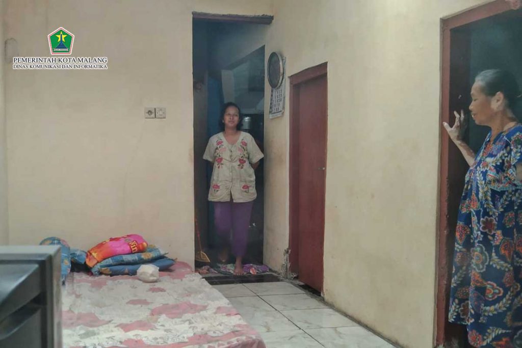 Penerima manfaat Sumarni, istri dari Zainal Arifin, warga Kelurahan Bandungrejosari. (jaz) - Dulu Bocor, Kini Penerima Bedah Rumah Baznas Merasa Tenang