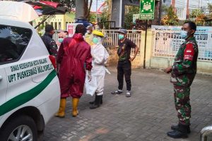 Penjemputan dan pemindahan pasien isoman ke isoter. (ist) - Tim PPKM Gabungan Pindahkan 23 Isoman ke Isoter