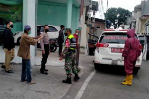 Penjemputan pasien isoman dan pengantaran ke isoter. (ist) - Tim Gabungan Jemput 12 Pasien Isoman, Diantarkan ke Isoter