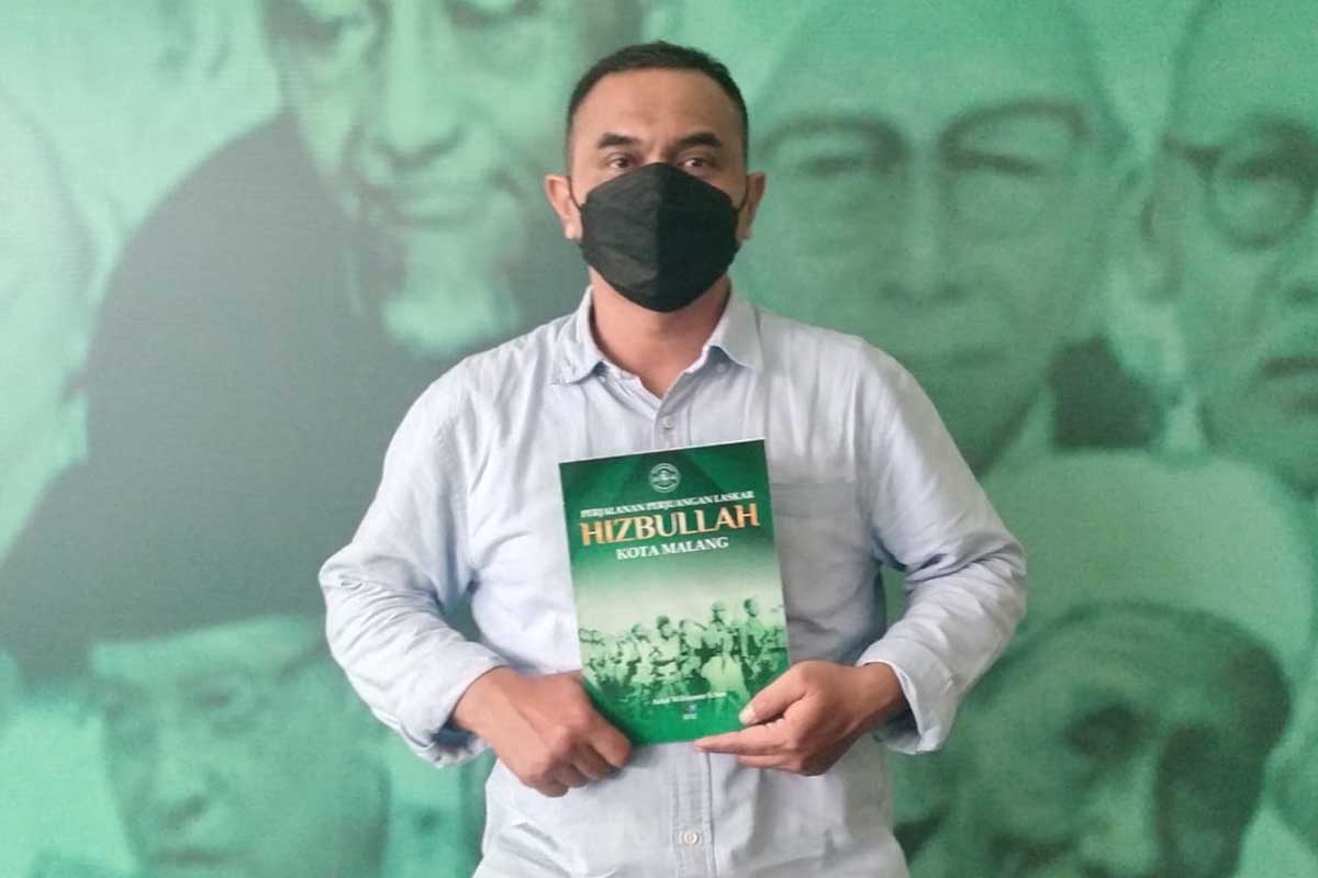 Penulis buku sejarah Laskar Hizbullah, Arief Wibisono SSos menunjukkan karyanya. (jaz) - Buku 'Laskar Hisbullah Perlawanan Masyarakat Kota Malang Pasca Kemerdekaan' Bakal Terbit