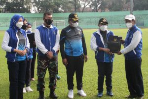Penyerahan simbolis penghargaan kepada perwakilan atlet Kota Malang. (ist) -