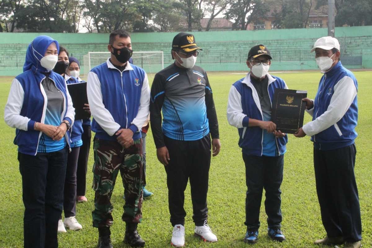 Penyerahan simbolis penghargaan kepada perwakilan atlet Kota Malang. (ist) -