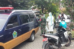 Petugas gabungan menjemput pasien isoman untuk diantar ke isoter. (ist) - Jumlah Pasien Isoter Kota Malang Dinamis Menurun