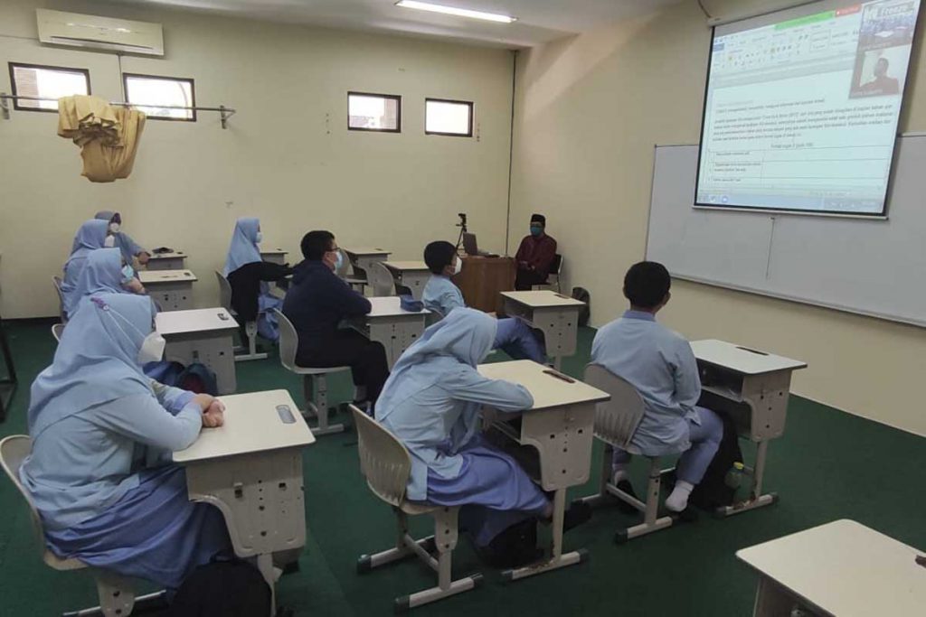 Pola blended learning agar bisa dirasakan semua siswa di kelas maupun di rumah. (rhd) - Beda Pola, Begini PTM ala MTsN 1 Kota Malang