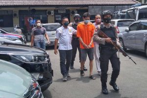 Polisi kawal suami siri pelaku pembunuhan di Emprit Mas No 10. (jaz) - Suami Siri Pelaku Pembunuhan di Emprit Mas, Korban Alami Pendarahan Otak