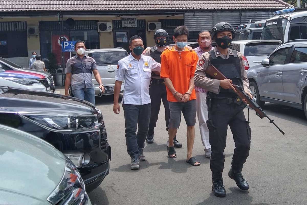 Polisi kawal suami siri pelaku pembunuhan di Emprit Mas No 10. (jaz) - Suami Siri Pelaku Pembunuhan di Emprit Mas, Korban Alami Pendarahan Otak