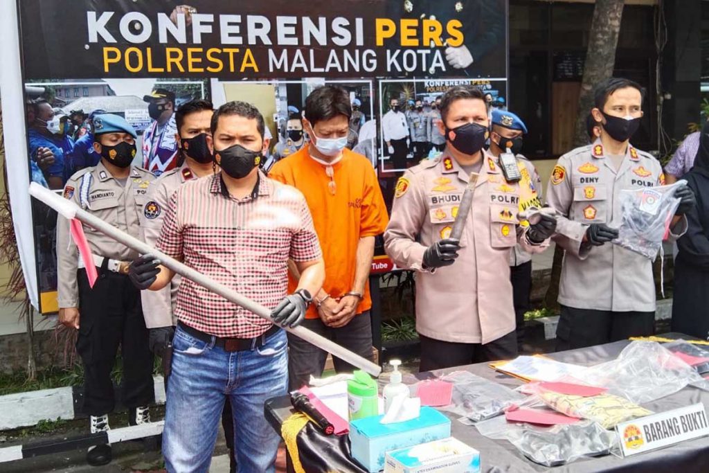 Polresta Malang Kota menunjukkan barang bukti yang digunakan pelaku. (jaz) - Suami Siri Pelaku Pembunuhan di Emprit Mas, Korban Alami Pendarahan Otak