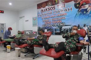 Prajurit TNI melaksanakan baksos donor darah di kantor UDD PMI, Jl.Srikoyo No 115, Kecamatan Patrang, Jember. (ist) - TNI AD Jember Gelar Baksos Donor Darah Jelang HUT Ke-76 TNI