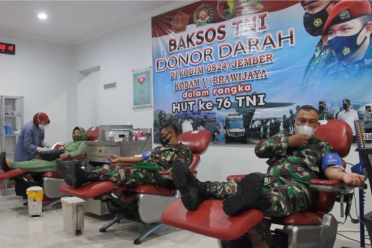 Prajurit TNI melaksanakan baksos donor darah di kantor UDD PMI, Jl.Srikoyo No 115, Kecamatan Patrang, Jember. (ist) - TNI AD Jember Gelar Baksos Donor Darah Jelang HUT Ke-76 TNI