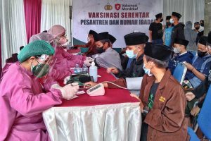 Proses vaksinasi bagi santri di Ponpes Gasek. (jaz) - Vaksinasi Merdeka Sasar Ponpes Gasek dan Warga Sekitar