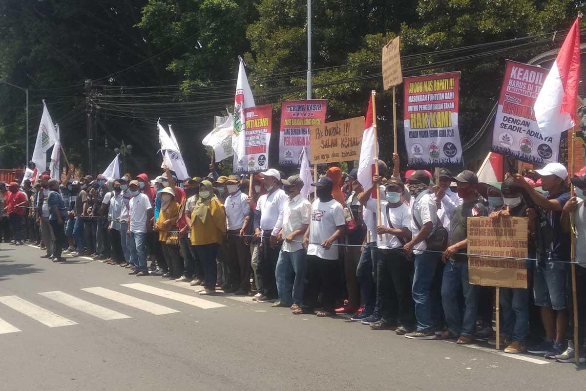 Ratusan masyarakat Desa Babatan, Kecamatan Ngancar, Kabupaten Kediri yang merupakan warga eks Dusun Balerejo melakukan aksi Demonstrasi di Depan gedung Pemkab Kediri, Rabu (29/09/2021) pagi - Warga Eks Dusun Balerejo Tuntut Bupati Dukung Pengembalian Lahan