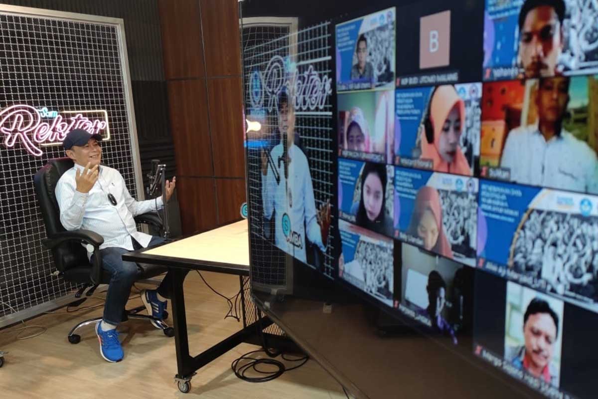 Rektor IKIP Budi Utomo (IBU), Dr H Nurcholis Sunuyeko, MSi, berdialog dengan mahasiswa dari kampus lain. (ist) - 168 Mahasiswa Dari 43 Kampus Pilih Kuliah di IBU Malang, Ada Apa?
