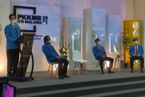 Rektor ITN Malang, Prof Dr Eng Ir Abraham Lomi, MSEE, didampingi para Wakil Rektor, memberikan amanah kepada Maba. (rhd) - 936 Maba ITN Malang Ikuti PKKMB Daring