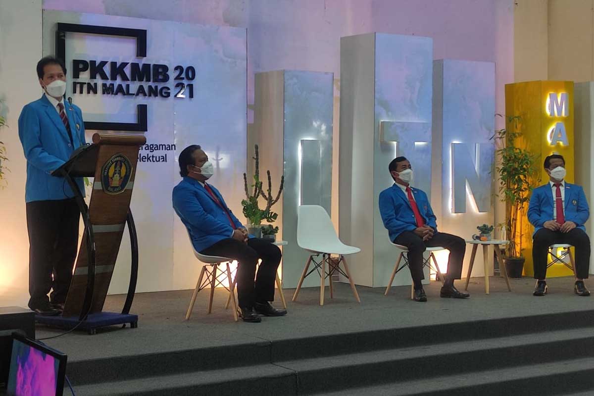 Rektor ITN Malang, Prof Dr Eng Ir Abraham Lomi, MSEE, didampingi para Wakil Rektor, memberikan amanah kepada Maba. (rhd) - 936 Maba ITN Malang Ikuti PKKMB Daring