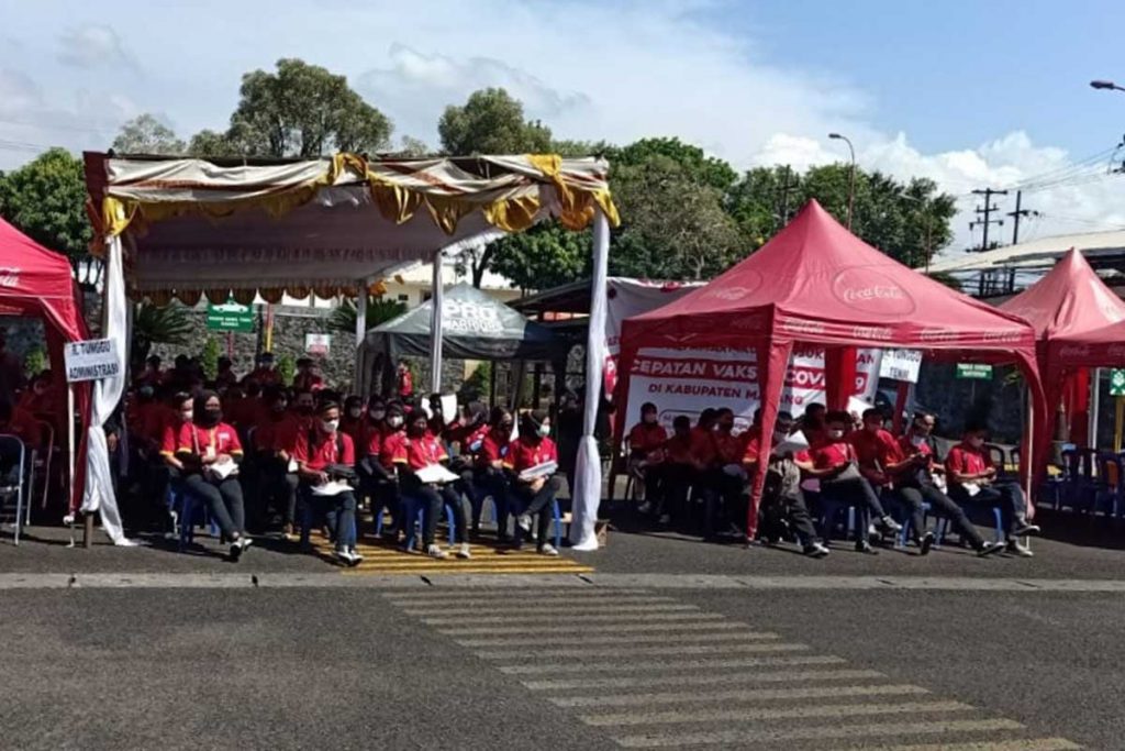 Ribuan karyawan Alfamart antri dengan tertib mendapatkan vaksinasi massal. (ist) - 2.000 Karyawan Alfamart Ikuti Vaksinasi Massal Demi Kenyamanan Konsumen