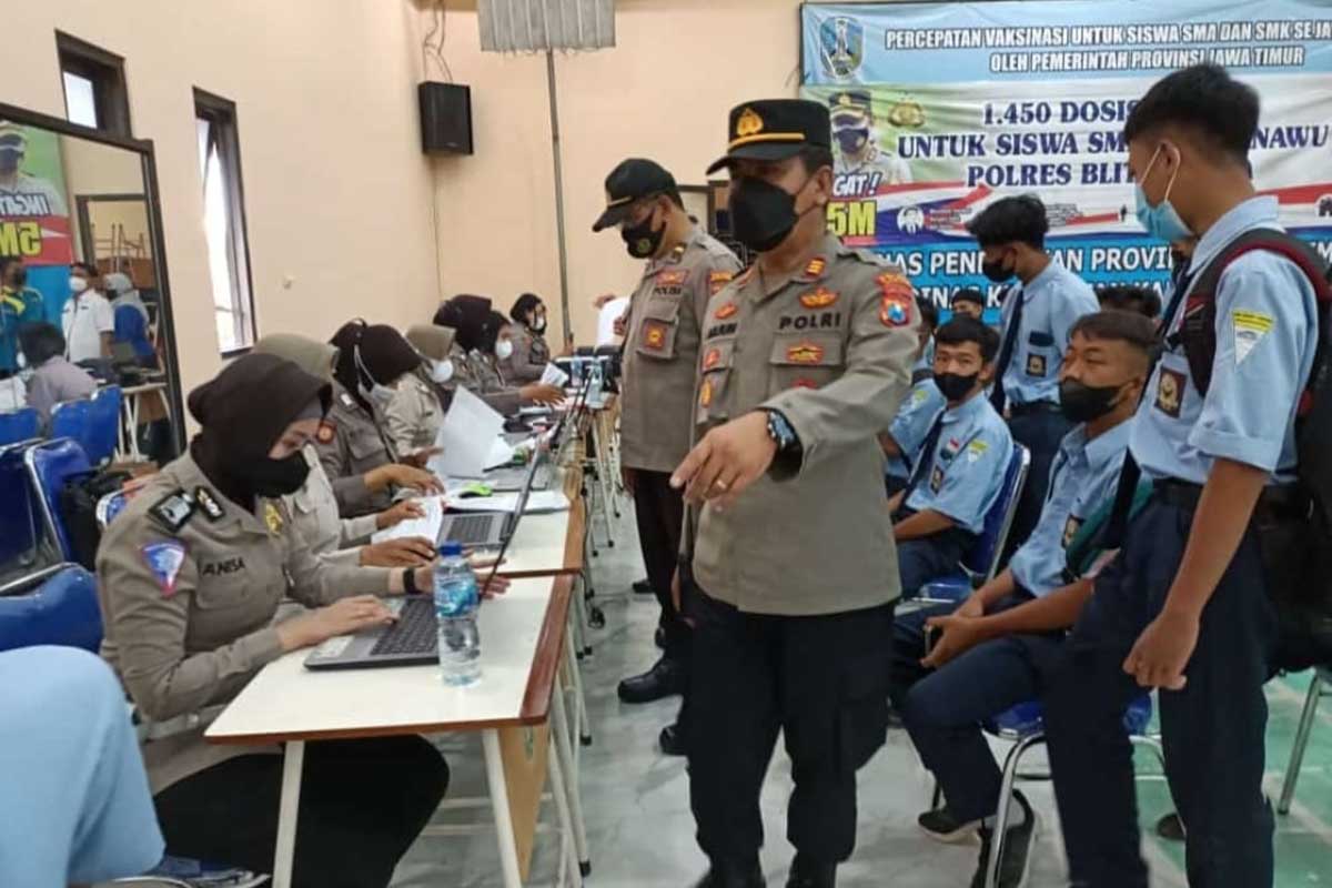 Ribuan siswa-siswi SMK Negero 1 Udanawu mendapatkan vaksinasi dosis pertama - 1.500 Siswa SMK di Blitar Ikuti Vaksinasi Dosis Pertama