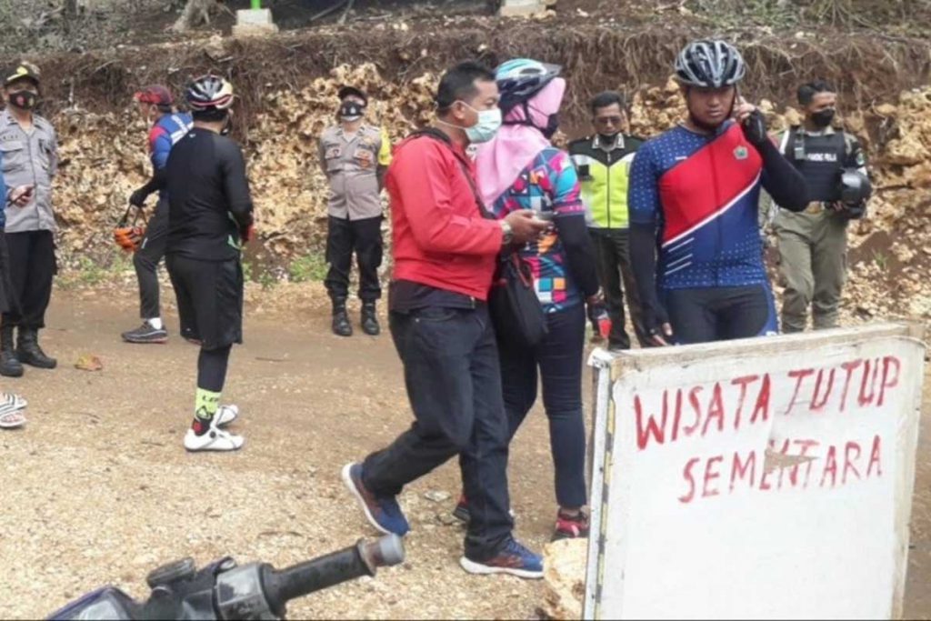 Rombongan memasuki tempat wisata yang ditutup. (ist) - Pemkot Malang Klarifikasi Penolakan Saat Gowes Masuk Pantai Kondang Merak