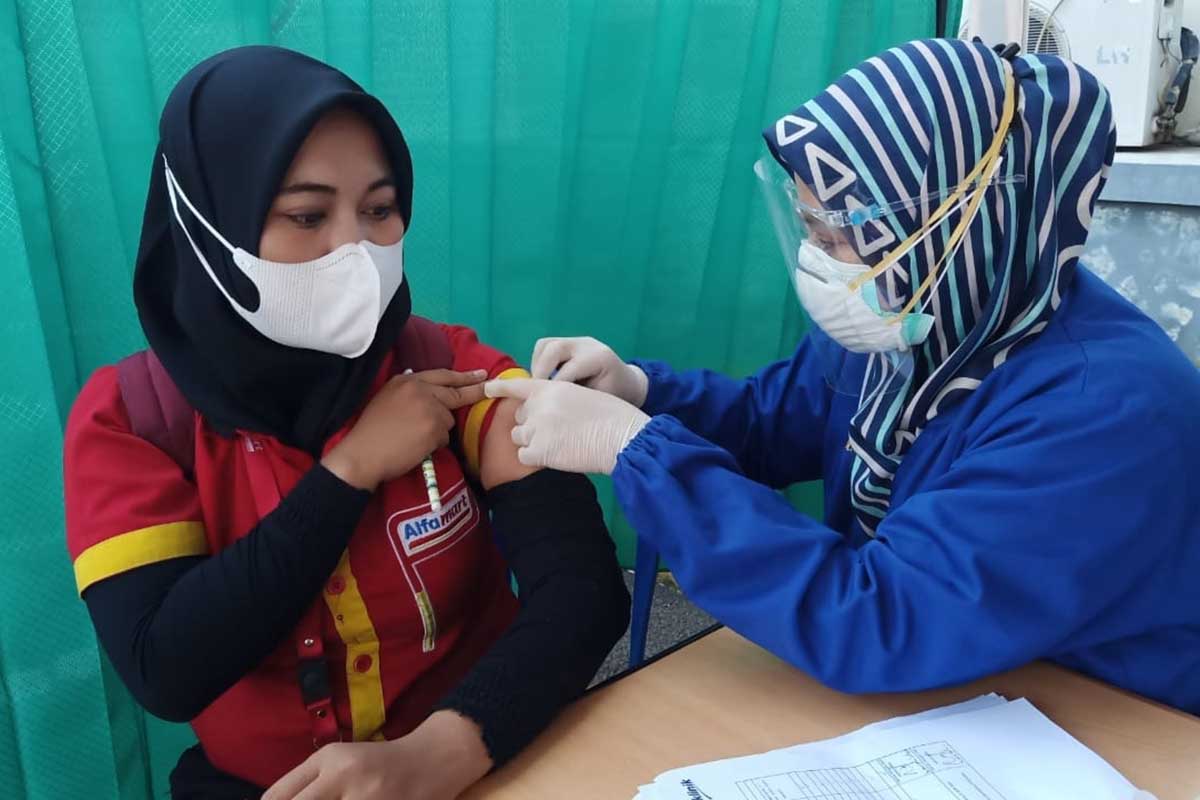 Salah satu karyawan Alfamart mendapatkan vaksin. (ist) - 2.000 Karyawan Alfamart Ikuti Vaksinasi Massal Demi Kenyamanan Konsumen