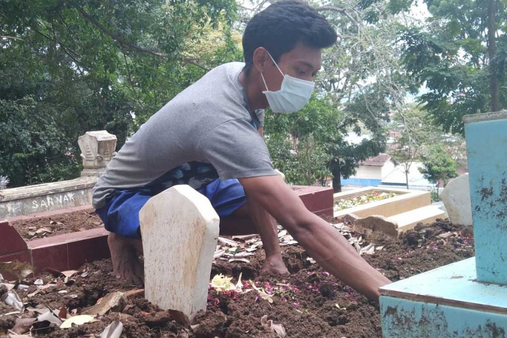 Salah satu penggali kubur pemakaman di Kecamatan Blimbing. (jaz) - Polemik Insentif, Sutiaji: Belum Menerima Berarti Penggelapan, Tuntaskan!