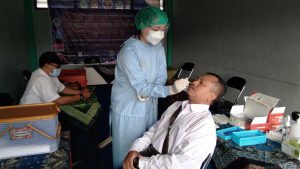 Salah satu peserta UKW menjalani tes swab antigen. (rhd) - Taat Prokes, Panitia UKW PWI Malang Raya Tes Swab Antigen Peserta