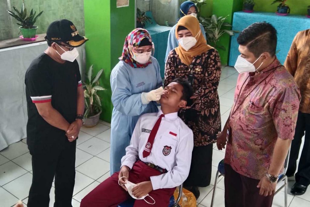 Salah satu siswa yang ikut swab di SDN 02 Bunulrejo. (jaz) - Gelombang Pertama Guru-Siswa Jalani Swab Acak