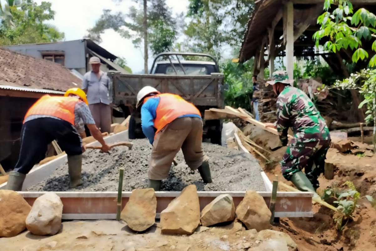Satgas TMMD 112 dan warga kebut pengerjaan rabat beton. (ist) - Satgas TMMD 112 dan Warga Kebut Rabat Beton