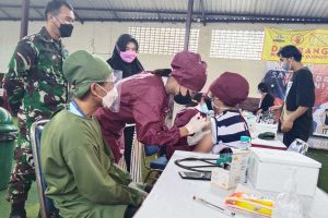 Sekretaris Satgas Covid-19 STIE Malangkucecwara (ABM), Fera Tjahjani meninjau vaksinasi. (jaz) - STIE Malangkucecwara Tuntaskan 1.000 Dosis Vaksin Kedua