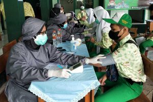 Skrining kesehatan sebelum vaksinasi. (ist) - Ketua Yayasan Kartika Jaya Kodim 0833 Tinjau Vaksinasi di SMP Kartika IV-8 dan IV-9 Malang
