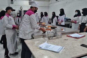 Suasana Praktik Jurusan Tata Boga SMKN 3 Malang. (jaz) - Uji Coba PTM, SMKN 3 Malang Pilih Pembelajaran Praktik