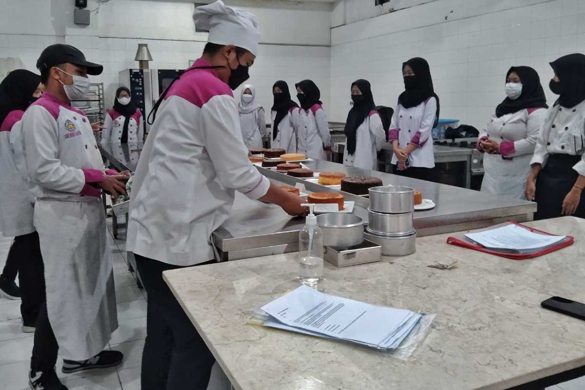Suasana Praktik Jurusan Tata Boga SMKN 3 Malang. (jaz) - Uji Coba PTM, SMKN 3 Malang Pilih Pembelajaran Praktik