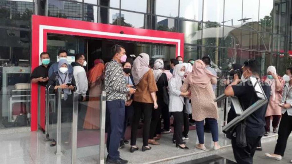 Suasana di depan Kantor KPK saat pegawai tidak lolos TWK pergi. (ist) - Pemberhentian Pegawai KPK Tak Lolos TWK: Buang Kartu Hingga Pengibaran Bendera Setengah Tiang