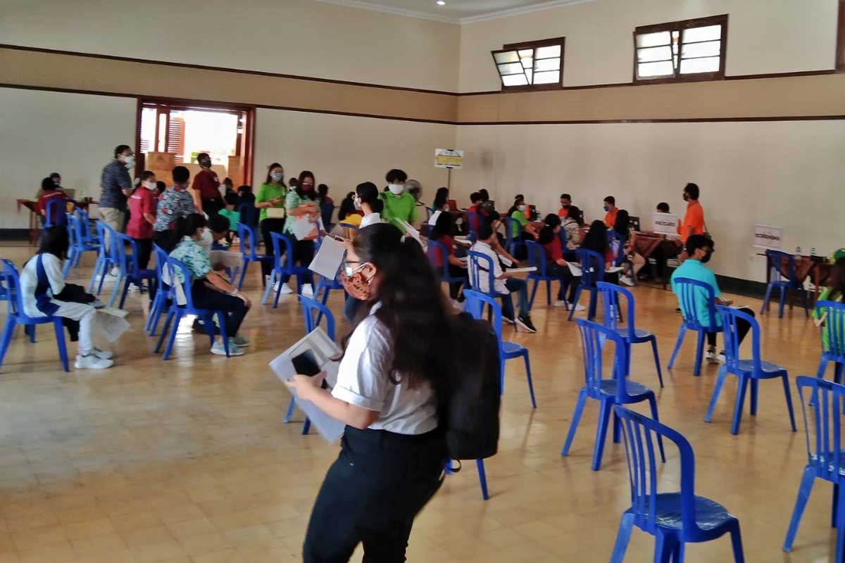 Suasana vaksinasi 600 dosis untuk pelajar di Cor Jesu. (jaz) - 600 Pelajar Cor Jesu Divaksin Sinovac