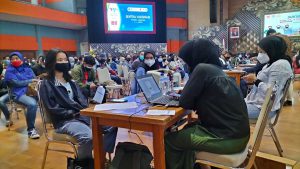 Suasana vaksinasi di Vaksinasi Dosis 2 di Graha Cakrawala UM. (ist) - Kodim 0833 Gelar Serbuan Vaksinasi Dosis 2 di Graha Cakrawala UM