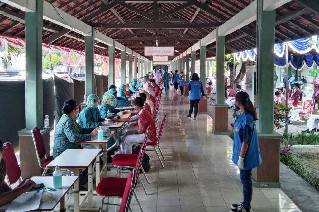 Suasana vaksinasi pelajar di Polkesma. (jaz) - Begini Alur Pengajuan dan Droping Vaksinasi Pelajar di Kota Malang