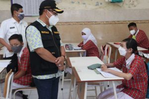 Sutiaji meninjau PTM di SMPN 5 Malang. (ist) - Walikota Malang Instrusikan Ketersediaan Tabung Oksigen dan Oksimeter Selama PTM