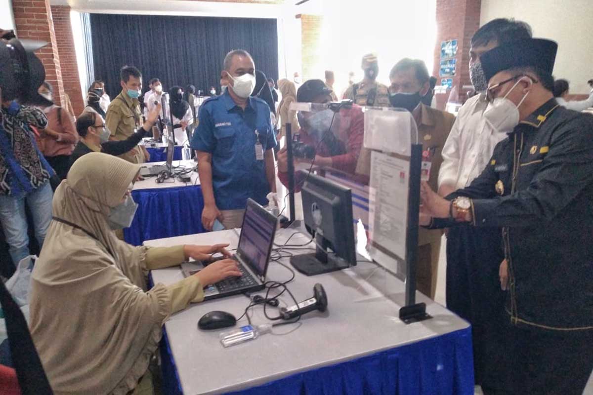 Sutiaji meninjau hari pertama SKD CPNS di Islamic Center. (ist) - Server Terkendala Beberapa Menit, Tes CPNS Hari Pertama Relatif Lancar