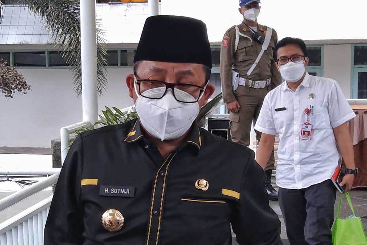 Sutiaji menjelaskan polemik insentif dan pungli. (jaz) - Polemik Insentif, Sutiaji: Belum Menerima Berarti Penggelapan, Tuntaskan!