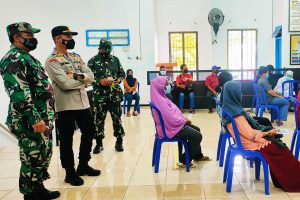 TNI-Polri kawal vaksinasi di kantor Kelurahan Kidul Dalem. (ist) - 200 Warga Kidul Dalem Jalani Vaksinasi Kewilayahan Dosis 1