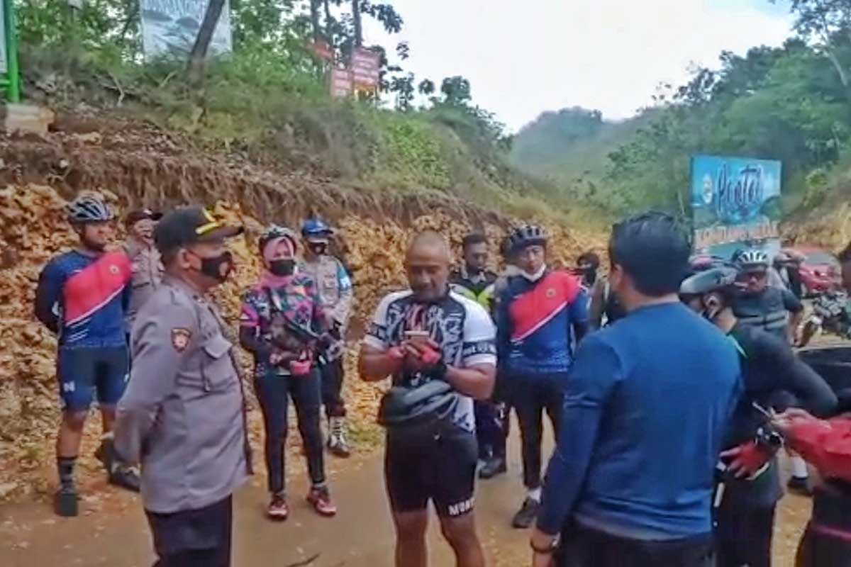 Tangkapan layar, pihak kepolisian meminta keterangan Sekretaris Daerah Kota Malang, Erik Setyo Santoso. (ist) - Pemkot Malang Klarifikasi Penolakan Saat Gowes Masuk Pantai Kondang Merak