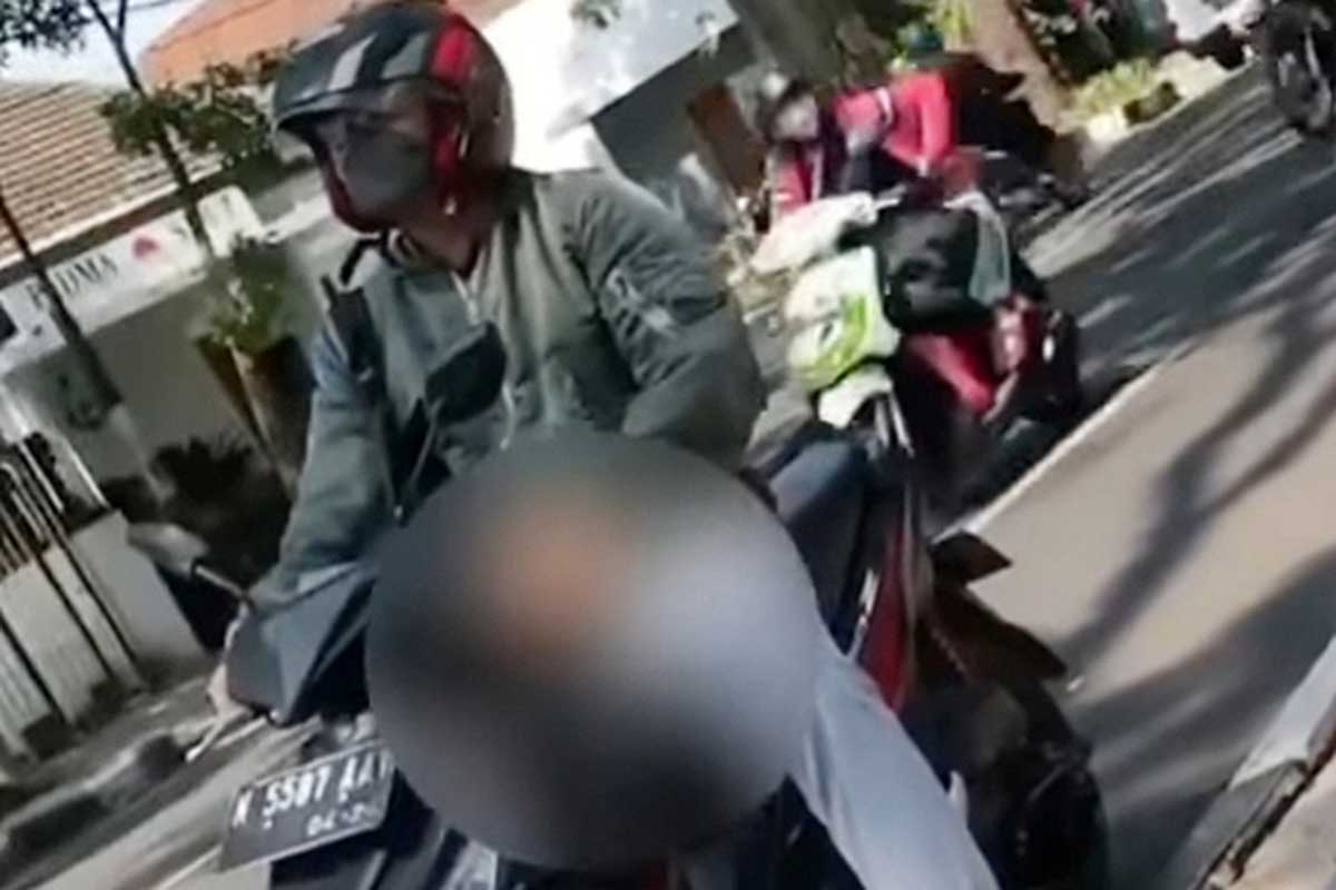 Tangkapan layar sosok pamerkan alat kelamin di Kota Malang. (ist) - Polisi Buru Pria Eksibisionis Viral di Malang