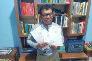 Taufik warga Cianjur, Jawa Barat memperlihatkan laporan dugaan penggelapan yang sudah satu belum ada kejelasannya. (Foto: Aras Sugiarto, Memo-X) - Warga Cianjur Desak Polresta Banyuwangi Tindak Lanjuti Laporannya