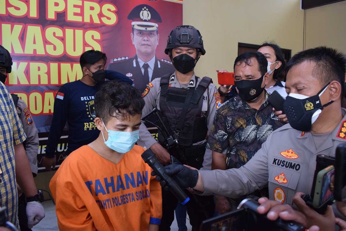 DITEMBAK - Tersangka kasus pembunuhan dua gadis di Desa Wedoro, Kecamatan Waru, Sidoarjo, Heru Erwanto (26) warga Kediri ditembak kakinya karena tidak menghiraukan peringatan saat ditangkap di kawasan Sedati, Sidoarjo, Selasa (07/09/2021) - Sakit Hati, Cinta Ditolak - Pembunuh 2 Putri Juragan Warkop Diringkus Polisi