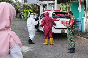 Tim gabungan evakuasi isoman ke isoter. (ist) - Semakin Menurun, Tim Gabungan Hanya Evakuasi Lima Isoman ke Isoter