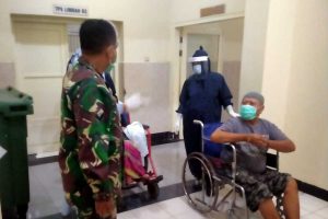 Tim gabungan memasukan pasien isoman ke isoter. (ist) - Jumlah Pasien Isoman Kota Malang ke Isoter Terus Menurun