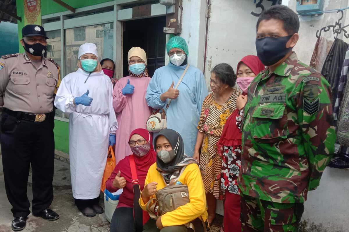 Tim vaksinasi sasar ODGJ di Bunulrejo. (ist) - Gelombang Vaksinasi Massal Sasar ODGJ dan Masyarakat Umum di Gracak UM