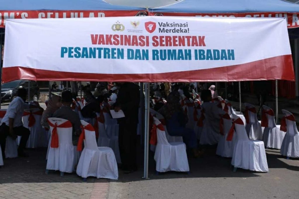 Vaksinasi Serentak Pesantren dan Rumah Ibadah di Pesantren Rhoudotul Ulum. (ist) - Bupati dan Wakil Bupati Jember Hadiri Vaksinasi Serentak di Pesantren Rhoudotul Ulum