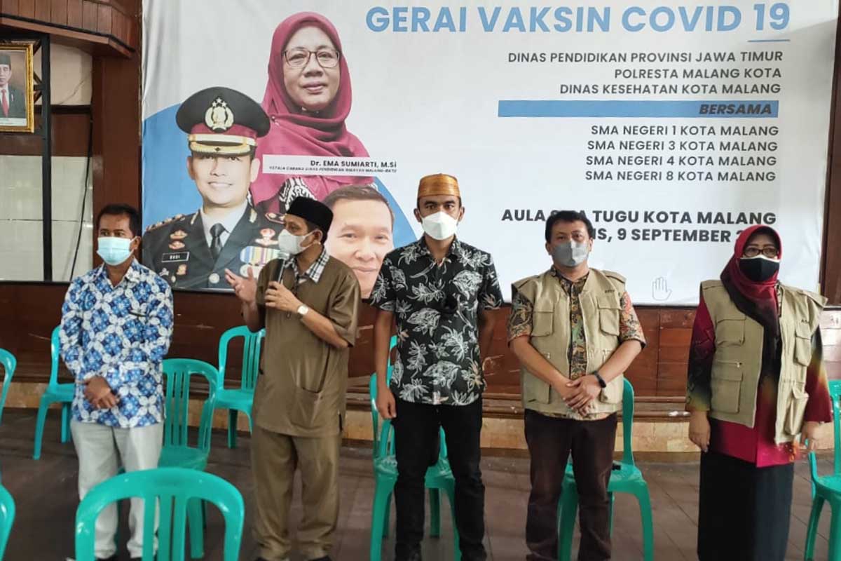 Vaksinasi dihadiri Kepala Cabang Dinas Pendidikan Kota Batu-Malang, dr Ema Sumiarti. (ist) - 2.300 Siswa SMA Tugu Divaksin Sinovac