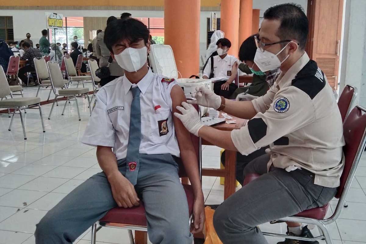 Vaksinasi pelajar di Graha Cakrawala UM sebanyak 1.500 dosis. (jaz) -