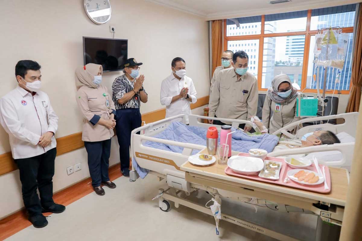 Verawaty Fajrin dan Menpora Zainuddin Amali. (ist) - Presiden Jokowi Berikan Bantuan Rp100 Juta Untuk Legenda Bulutangkis Verawaty Fajrin